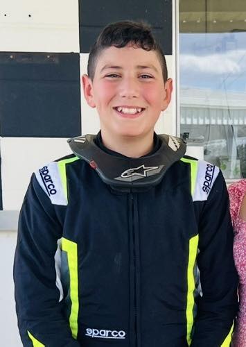 An announcement published on August 19, 2025 in the Just In News memorial page titled “In Loving Memory of Joseph Bianchini” confirms that Joseph—just 13 years old—passed away following a short illness, shocking and deeply saddening the Australian karting communit